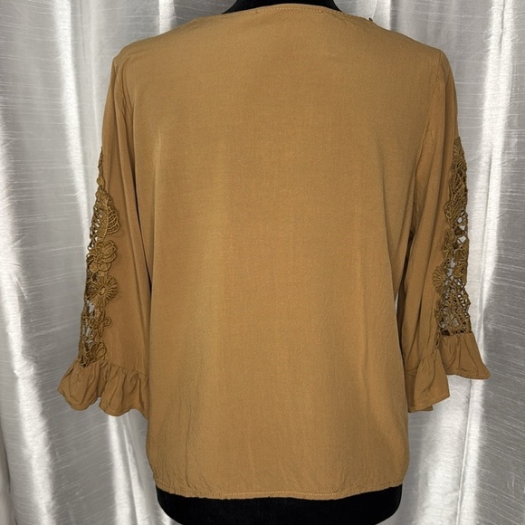 Rusttydustty Women’s Large Boho V Neck Crochet Ruffle Sleeve Tan Brown Blouse - Picture 3 of 7